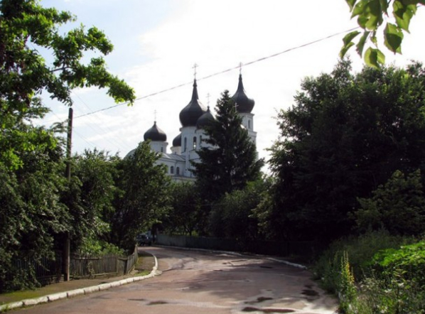 The road to Preobrazhensky Cathedral